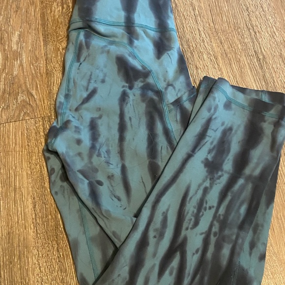 Lululemon invigorate dye tights - Picture 2 of 3